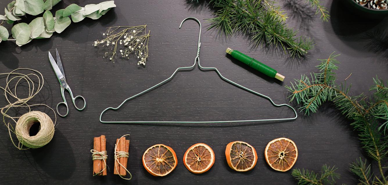DIY : Transformez un cintre en couronne de Noël récup